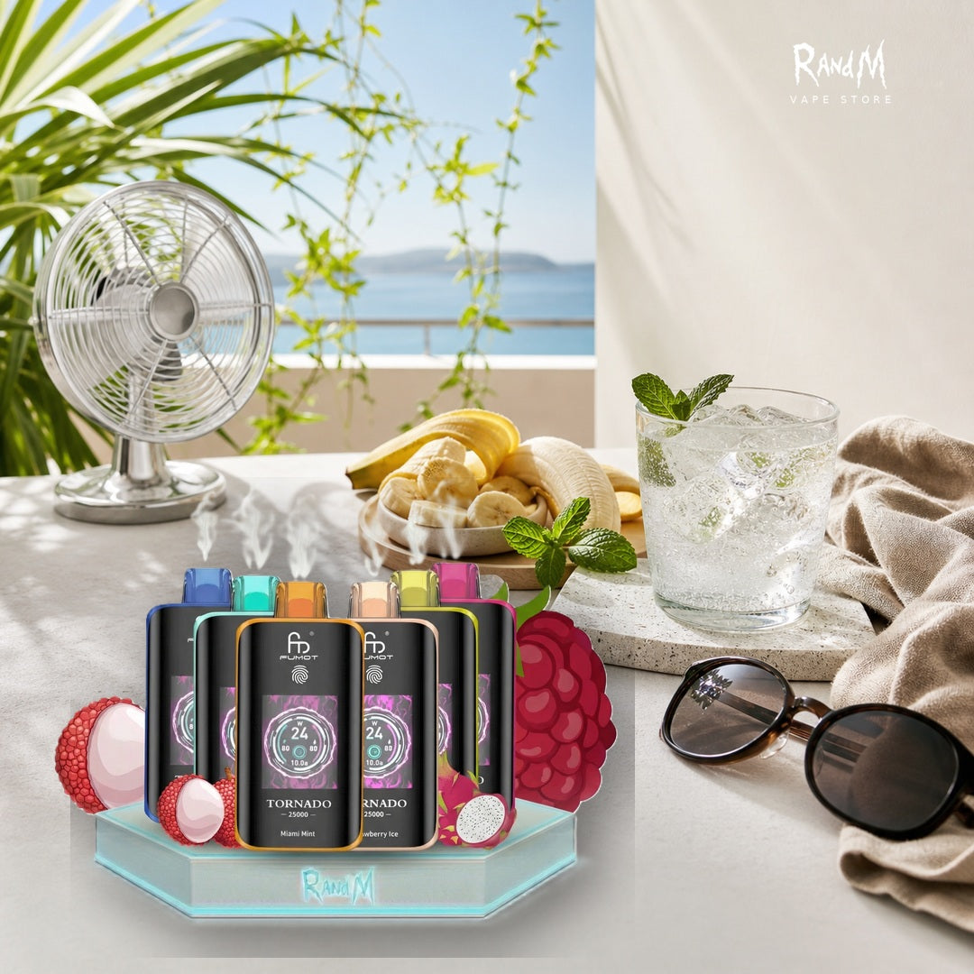 RandM Tornado 25000 Banana Ice vor einem hellen Sommertisch mit Eiswuerfeln, Banane, Minze und Wasserglas