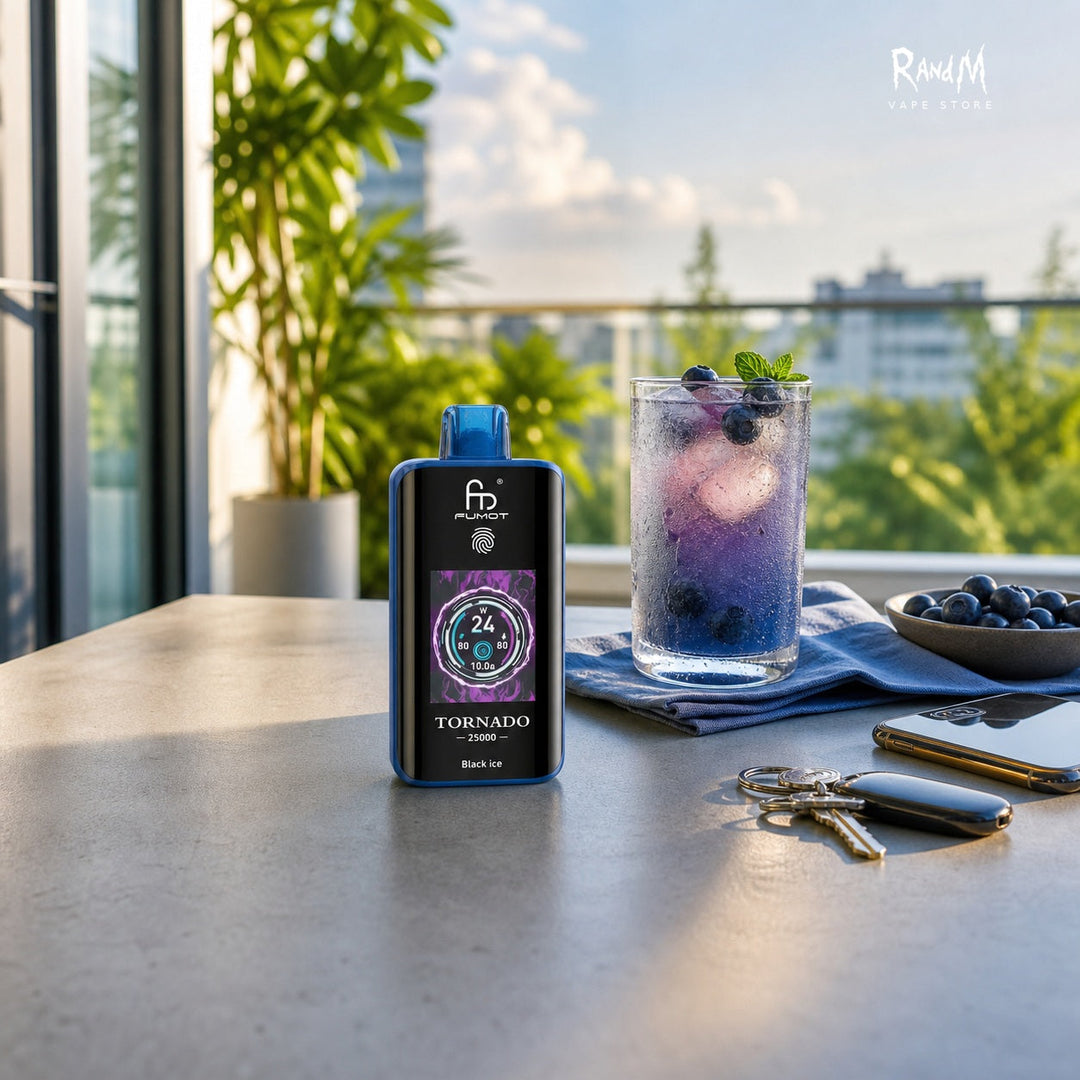 RandM Tornado 25000 Blueberry On Ice in einer sommerlichen Alltagsszene mit kühlem Blaubeer-Drink und RandM Vape Store Logo