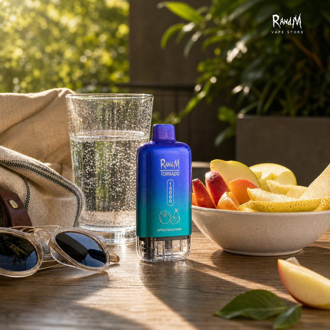 RandM Tornado 15000 Apple Peach Pear auf einem hellen Sommertisch mit Apfel, Pfirsich, Birne, Sonnenbrille und Wasserglas